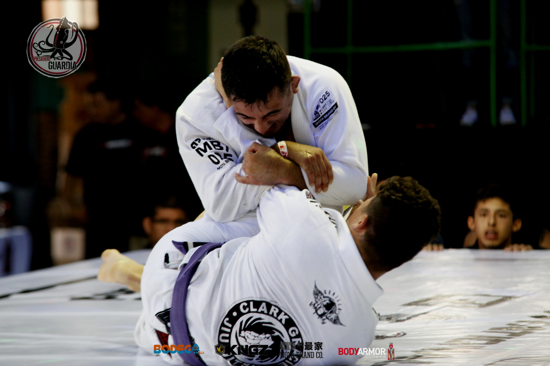 Fernando Gonzale aplicando la palanca al brazo invertida. 