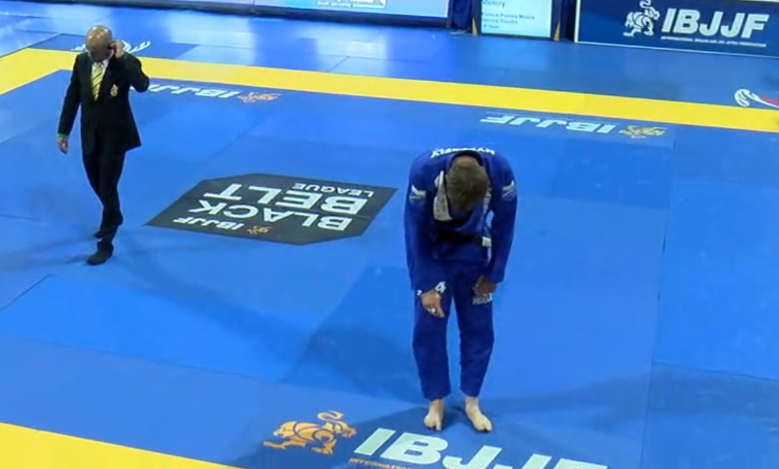 Keenan señala el logo de IBJJF 