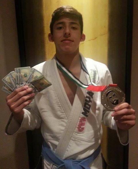 Martin Gonzalez de Tijuana gana plata en Abu Dhabi y efectivo. Sus gastos fueron cubiertos por el evento. 