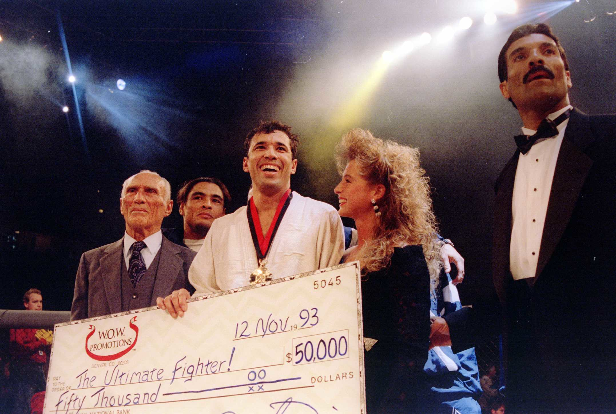 Royce Gracie recibe cheque de primer UFC  Markus Boesch. De Iesquiera a derecha. Helio Gracie, Rickson, Royce, y Rorion Gracie. Foto via  Markus Boesch